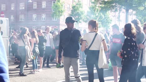 Los-Jóvenes-Asistentes-Al-Festival-Y-A-La-Fiesta-Disfrutan-De-La-Vida-En-Una-Fiesta-Callejera-Al-Aire-Libre-Bailando-Juntos,-Unidos-Como-Amigos.