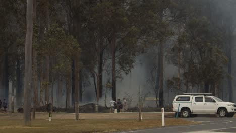 Los-Lugareños-Observan-Cómo-Los-Servicios-De-Emergencia-Responden-A-Un-Incendio-Rural,-En-El-área-De-Darawan-tuncurry-forster.