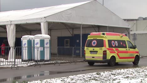 Ambulancia-Estacionada-Fuera-De-Las-Tiendas-De-Campaña-Del-Hospital-De-Emergencia-En-Tiempos-De-Brote-De-Coronavirus