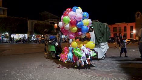 Vendedor-De-Globos-En-La-Plaza-Pública-De-La-Ciudad-Por-La-Noche-En-La-Ciudad-De-Tequila-En-Jalisco,-México