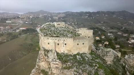 Disparo-De-Drone-Volando-Hacia-Un-Castillo-Medieval-En-Mussomeli