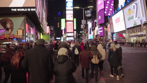 Fußgänger-Im-Time-Square-Night-Und-Gimbal