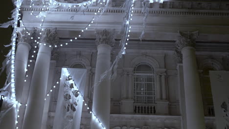 Primer-Plano-Detalle-De-Hebras-De-Luces-Navideñas-Decoraciones-Navideñas-Colgadas-En-La-Fachada-Del-Museo-Tate-Britain