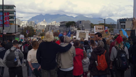 Una-Amplia-Toma-De-Izquierda-A-Derecha-De-Manifestantes-Climáticos-Marchando-Hacia-El-Centro-De-Vancouver