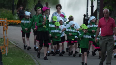 Lettische-Kinder-In-Uniformen-Tanzen-Im-Park-Mit-Lehrerunterricht