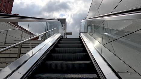 POV-Beim-Hochfahren-Der-Rolltreppe-Am-U-Bahnhof-Rotes-Rathaus-In-Berlin