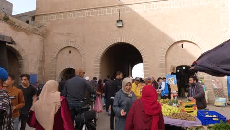 Frauen-Unterhalten-Sich-Neben-Einer-Menge-Von-Einheimischen,-Die-In-Medina-Vorbeikommen,-Totale