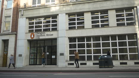 Weitwinkelaufnahme-Des-Hauptsitzes-Von-Penguin-Random-House-In-Pamlico,-London,-Einem-Amerikanischen-Multinationalen-Mischkonzern