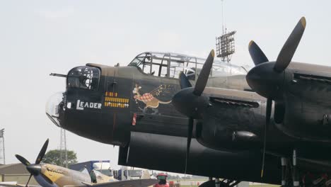 Avro-Lancaster-En-Exhibición-En-El-Salón-Aeronáutico-Con-Spitfire-En-Segundo-Plano.