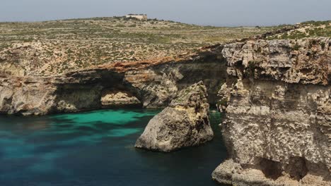 Pequeño-Islote-En-La-Laguna-De-Cristal-En-La-Isla-De-Comino