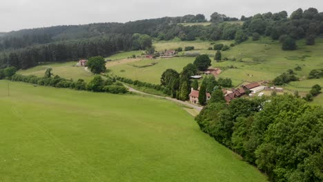 Sobrevuelo-Aéreo-De-Campos-Rurales-Ingleses,-Con-Caminos-Rurales-Y-Casas