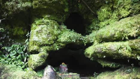 POV-approaching-Lingam-statue-in-Mahendra-Cave