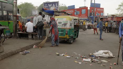 Mujer-Cepillando-Basura-De-La-Calle,-Delhi,-India