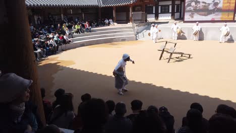 Koreanischer-Volkstanzschauspieler,-Der-Auf-Das-Publikum-Zugeht