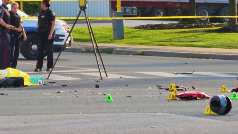 Investigadores-De-La-Policía,-Pruebas-Marcadas-Y-El-Cadáver-De-La-Víctima-En-La-Escena-Acordonada-Del-Fatal-Accidente-De-Motocicleta-En-Brampton,-Canadá