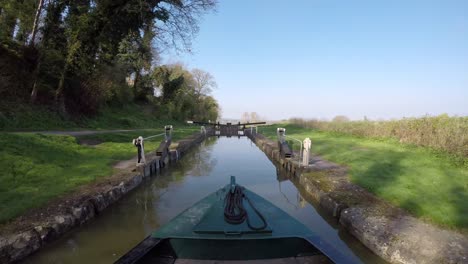 Timelapse-De-Barcaza-En-Barco-Estrecho-Atravesando-Las-Esclusas-De-Caen-Hill-En-El-Canal-De-Kennet-Y-Avon