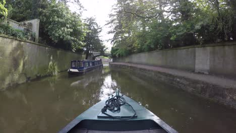 Timelapse-De-Barcaza-A-Través-De-Túneles-En-El-Centro-De-La-Ciudad-De-Bath-Y-El-Canal-De-Kennet-Y-Avon