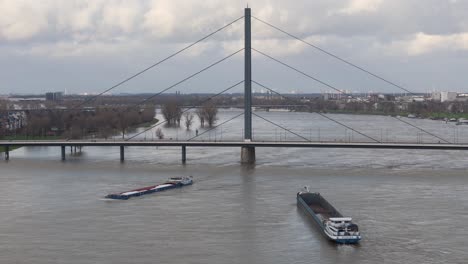 Lastkähne-An-Der-Oberkasseler-Brücke-Düsseldorf-Während-Rheinweihnachtshochwasser-2023,-Wasserstand-770-Cm