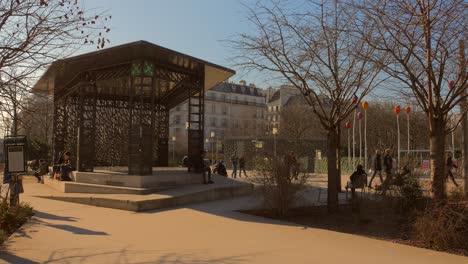 Gente-Paseando-Por-La-Plaza-Pública-De-La-Place-Du-Châtelet-En-París,-Francia