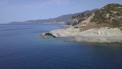 Toma-Aérea-De-Drones-Hacia-Una-Piscina-Natural-En-La-Costa-De-Cerdeña-En-Italia.