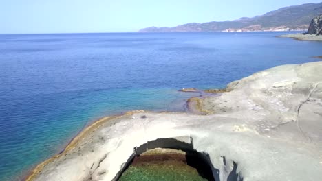 Toma-Aérea-De-Drones-De-La-Piscina-Natural-De-Cane-Malu-En-Cerdeña,-Italia.