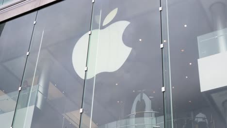 Kunden-Werden-Bei-Der-Amerikanischen-Technologiemarke-Apple,-Im-Offiziellen-Store-Und-Beim-Firmenlogo-In-Hongkong-Gesehen