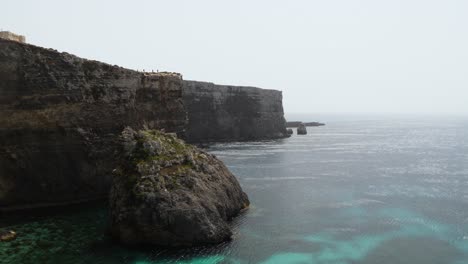 Vista-Panorámica-De-Los-Acantilados-De-La-Torre-De-Santa-María-En-La-Isla-De-Comino