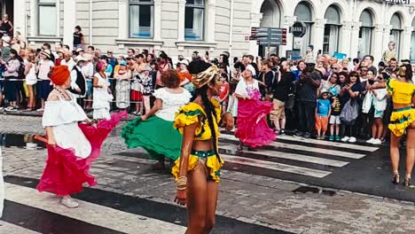 Bailarines-De-Carnaval-En-El-Carnaval-Callejero-Bailando-En-Las-Calles-De-Landskrona-Carnaval-Suecia