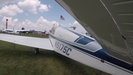 Avión-Antiguo-En-Exhibición-En-El-Salón-Aeronáutico