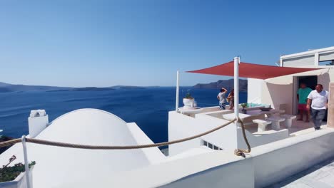 Oia-Santorini-Grecia-Isla-Viaje-Turístico-Paseo-Inmersivo,-Europa,-4k-|-Griegas,-Egeo,-Mar,-Acantilado,-Océano,-Ciudad,-Vacaciones,-Compras,-Blancas,-Mármol,-Multitud,-Flores,-Viajero,-Folk,-Parejas,-Perfecto