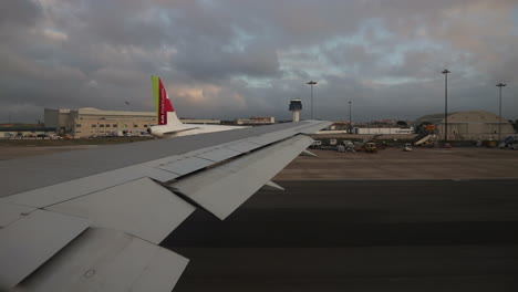 Flugzeugbesteuerung-Am-Flughafen-Lissabon