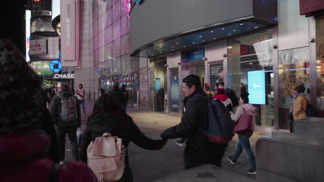 Caminando-Por-Time-Square-De-Noche-Con-Un-Cardán