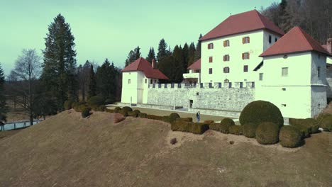 Vista-Ascendente-Hacia-Delante-Del-Castillo-De-Strmol,-Eslovenia