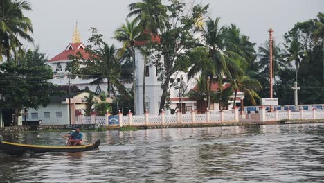 Iglesia-Tradicional-De-Alleppey-Detrás-De-Palmeras,-Vista-A-La-Orilla-Del-Río,-Remansos-De-Kerala,-India