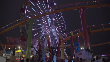 Filmische-Zeitlupenaufnahme-Des-Pazifikparks-Von-Santa-Monica-Am-Pier-Mit-Dem-Berühmten-Riesenrad-Im-Hintergrund