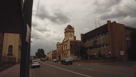 Hyperlapse-Der-Hauptstraße-Von-Maitland-Und-Des-Rathauses-Von-Maitland-Entlang-Der-High-Street,-New-South-Wales,-Australien