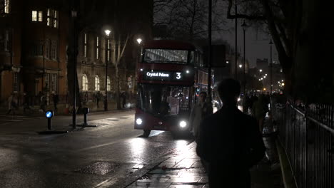 Concurrida-Calle-De-Londres-Por-La-Noche-Con-Ciclistas,-Autobús-De-Dos-Pisos-Y-Gente-Caminando