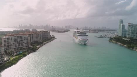 Kreuzfahrtschiff---Drohnenantenne---Miami,-Florida