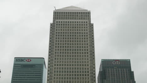 One-Canada-Square-Junto-Con-La-Sede-De-HSBC-Y-Citi-En-Canary-Wharf,-Londres,-Gran-Bretaña.