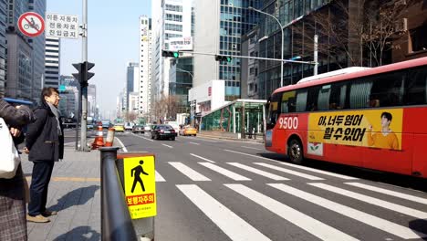 Timelapse-De-Personas-Cruzando-Un-Paso-De-Peatones-En-Gangnam-Seúl