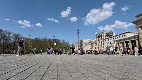 Turista-Tomando-Fotos-Cerca-De-La-Puerta-De-Brandenburgo,-Berlín