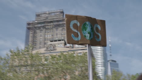 SOS-Schild-Mit-Einem-Planeten-Als-„o“-Bei-Klimaprotesten