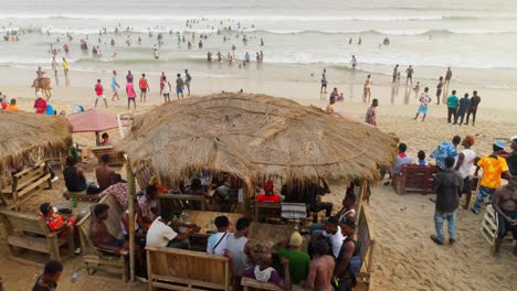 Personas-Reunidas-En-La-Costa-Occidental-De-Ghana-En-África-Durante-Un-Fin-De-Semana-Familiar