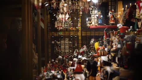 La-Gente-Está-Comprando-Adornos-Navideños-De-Madera-Y-Coloridos-En-El-Christkindlmarket-Chicago-En-Chicago