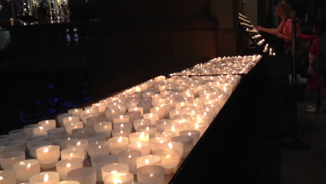 Velas-Encendidas-En-El-Interior-De-La-Catedral-De-Notre-Dame,-Gran-Ducado-De-Luxemburgo.