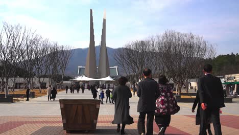 Familia-Entrando-Al-Salón-De-La-Independencia-Del-Parque-De-Corea