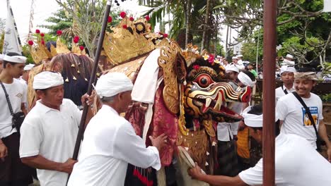 La-Criatura-Mítica-Barong-Cobra-Vida-En-Una-Cautivadora-Procesión-A-Pie-En-Bali,-Indonesia,-Ceremonia-Del-Templo-Religioso-Hindú-Balinés,-Sudeste-Asiático