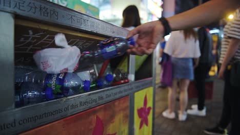 El-Hombre-Puso-Una-Botella-De-Plástico-Vacía-En-Los-Coloridos-Contenedores-De-Basura-Para-Diferentes-Tipos-De-Basura-En-El-Centro-De-La-Ciudad-De-Hong-Kong.