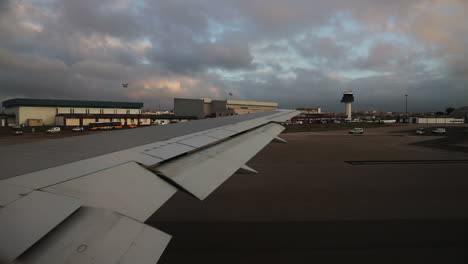 Avión-En-El-Aeropuerto-De-Lisboa