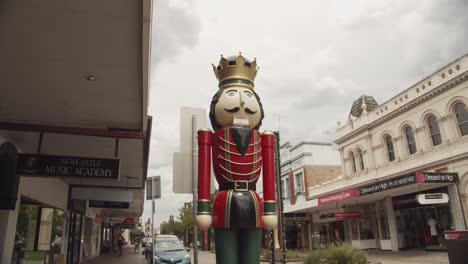 Decoración-Navideña-De-Cascanueces-Gigante-En-El-CDB-De-Maitland,-Nueva-Gales-Del-Sur,-Australia